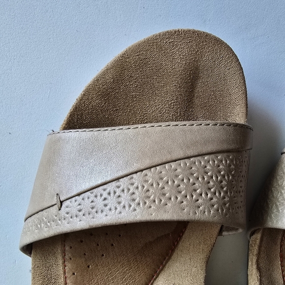 Cobb Hill by Rockport Hollywood 2 Piece Cuff Open Toe Wedge Sandals Khaki Sz 10 - Picture 4 of 12